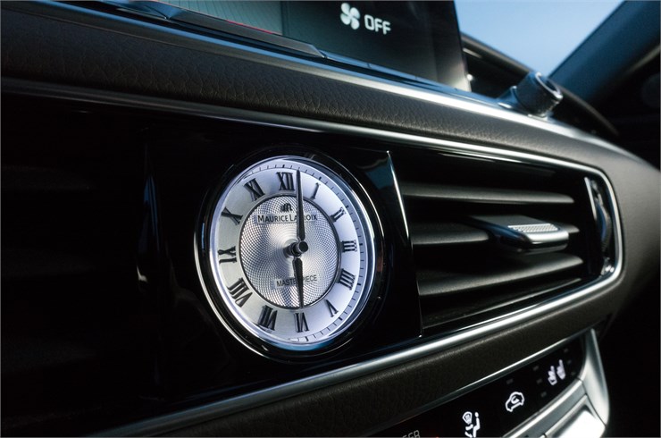 2019 Kia K900 Timepiece