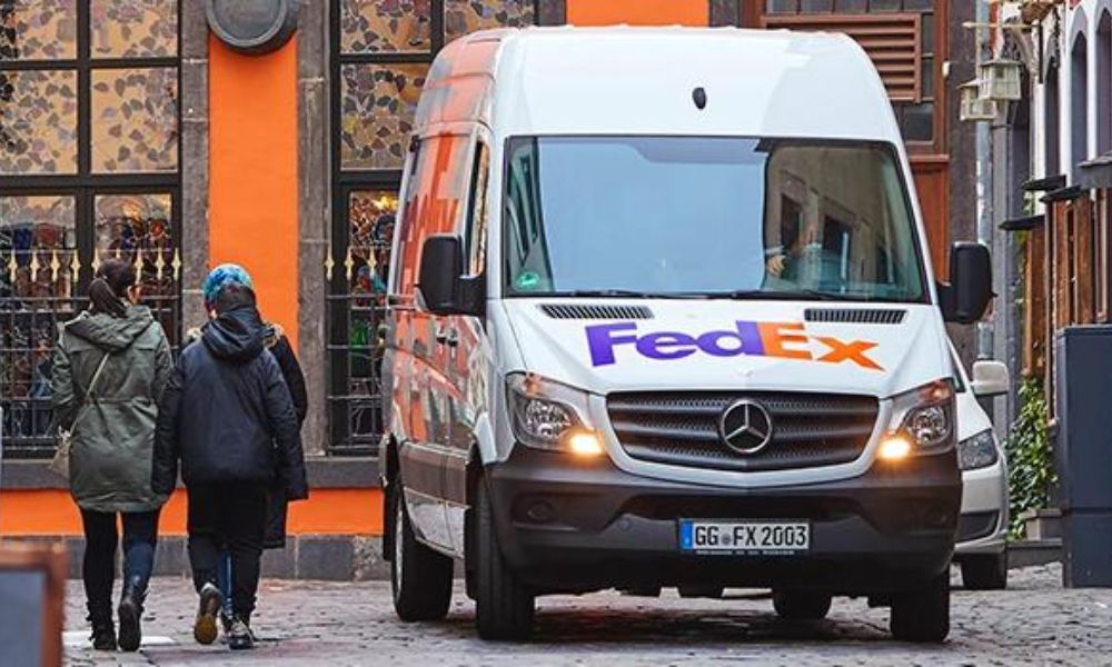 FedEx Shares Tumble as It Lowers Revenue Forecast
