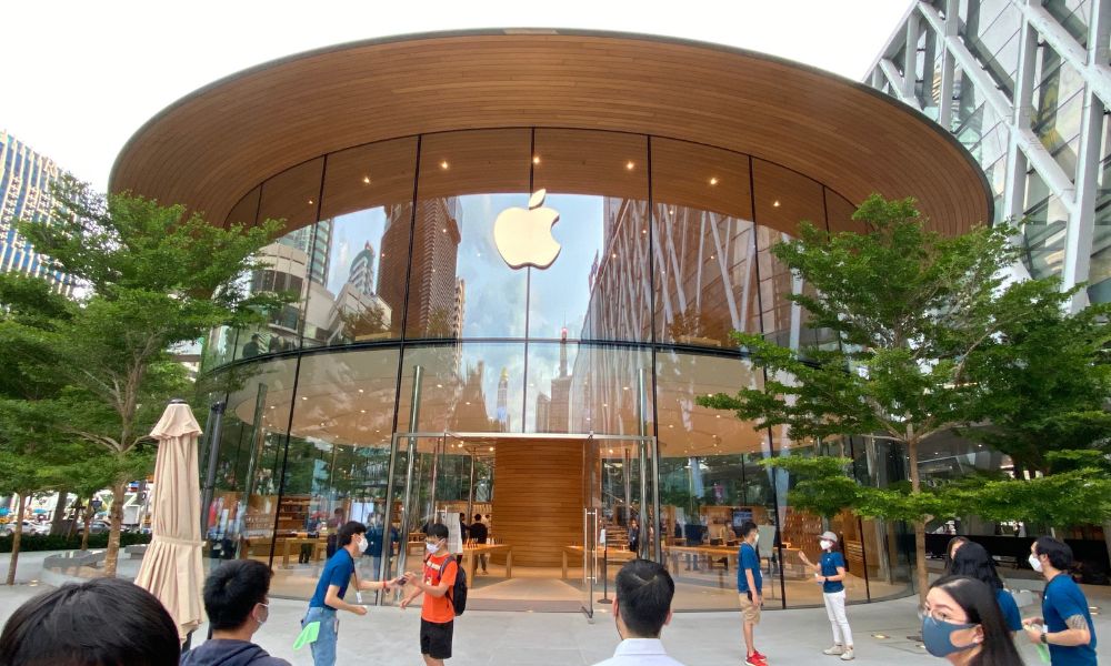 Apple Shares Fell 3.6% as Barclays Downgrades the Stock