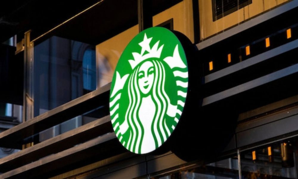 Starbucks Shares Drop 4% as CEO Niccol suspends Forecast