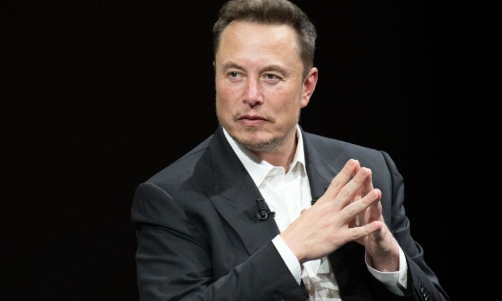 Musk threatens Apple